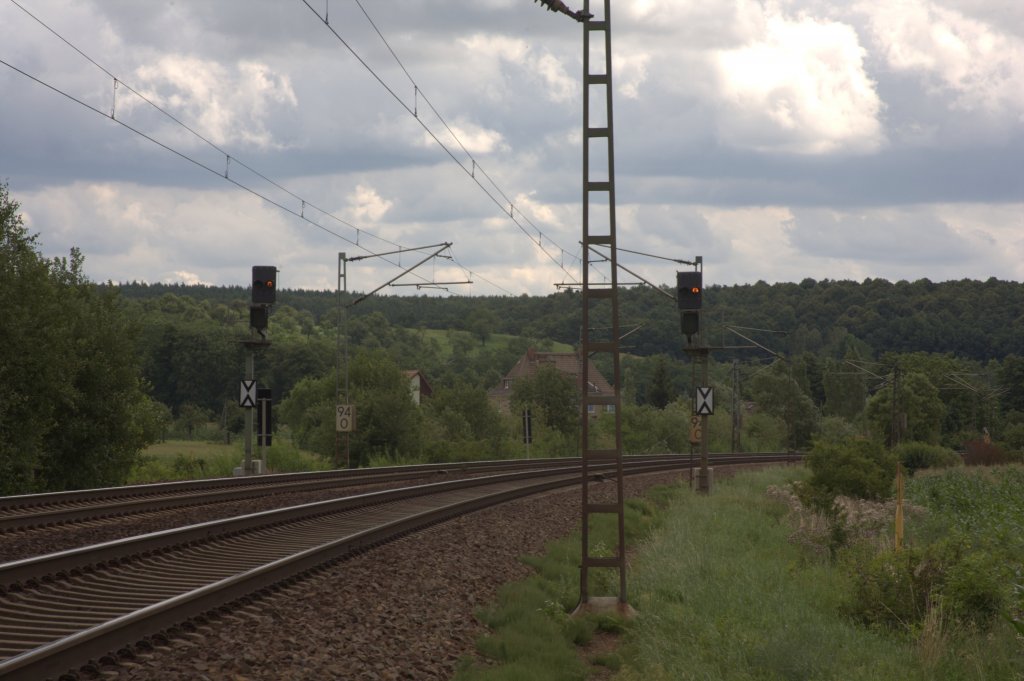 Ruhe um 13:10 Uhr am Kilometer 94,0 , beide Signale zeigen KS 2 , am 15.07.12 vom aufgelassenen B  Am Tunnelgraben  aufgenommen bei Niederau.