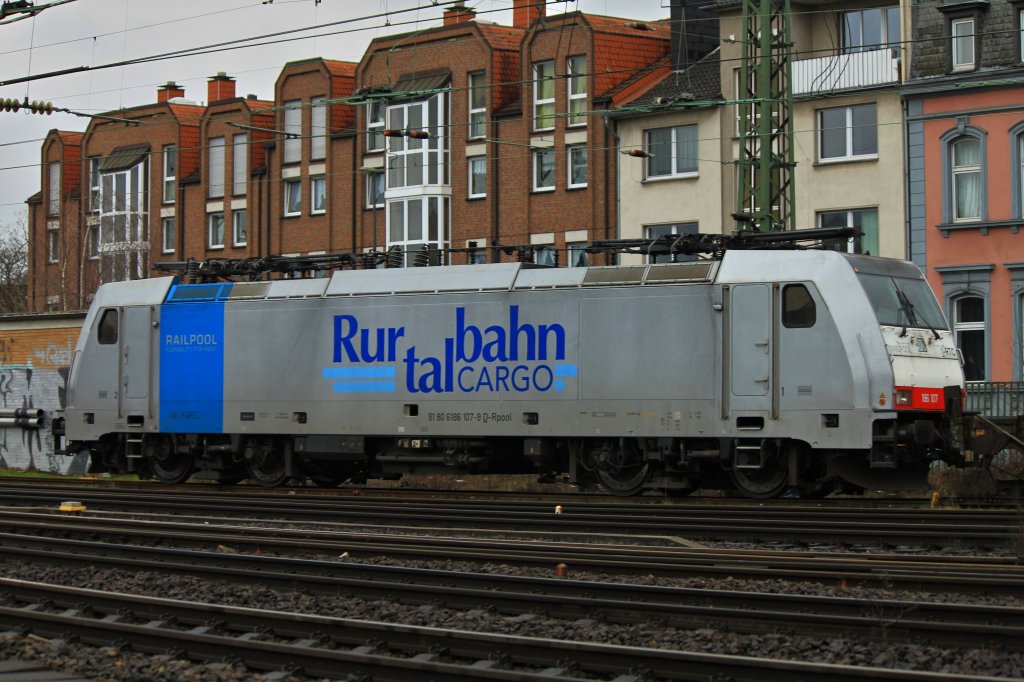Ruhrtalbahn Cargo 186 107 von Railpool am 22.01.2012 im Aachener Hbf. 