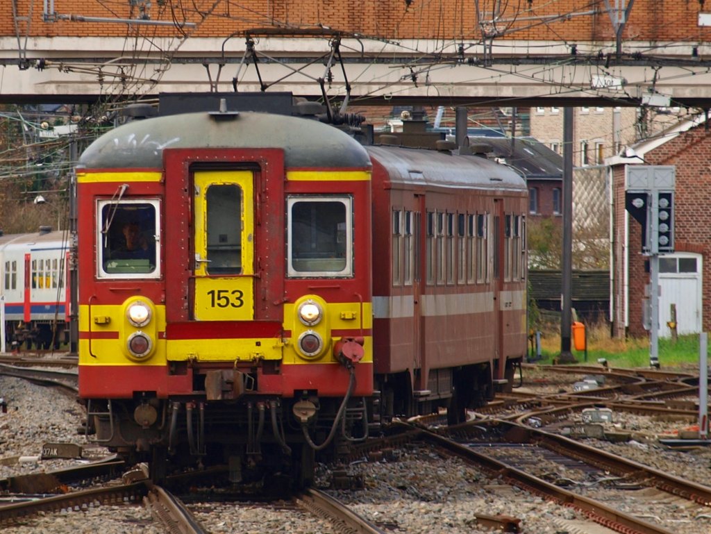 Rumpelnd f�hrt am 14.11.2010 AM62 Triebzug Nr.153 von L�ttich kommend �ber die Weichen in den Bahnhof von Welkenraedt (B). Nach kurzem Halt geht es weiter nach Aachen. Die Fahrt mit den alten Triebz�gen die noch t�glich diese Strecke befahren ist ein echtes Erlebnis.