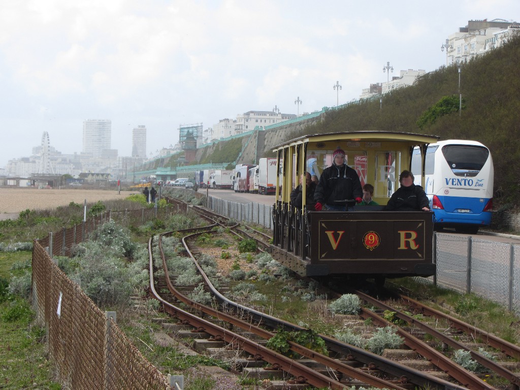 Rund 18 km/h Hchstgeschwindigkeit saust die elektrische Bahn die etwa einen Kilometer lange Strecke am Strand entlang. Brighton, 17.4.2012