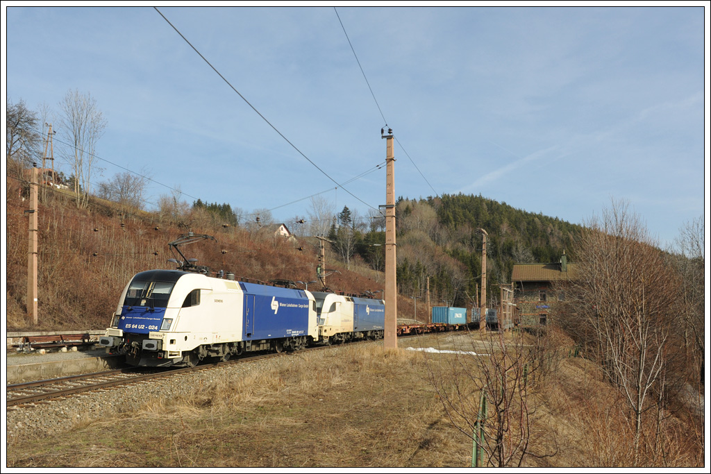 Rund drei Stunden vor Plan war am 3.3.2012 WLC 43623 nach Koper unterwegs. Die Aufnahme zeigt den Zug bei der Durchfahrt in Klamm-Schottwien auf der Semmering Nordrampe mit 182 519 als Zuglok und 182 524 als Vorspann.