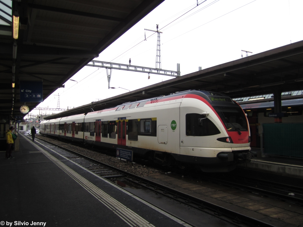Rund um den Fahrplanwechsel stand es nicht gut um die Dominos in der Westschweiz. Am 8.12.2012 war deshalb auf den Regio's Coppet - Lany-Pont-Rouge der RABe 523 024 als Ersatz unterwegs, aufgenommen in Genf.