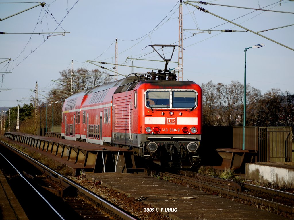 Runde J�ngere und schr�ge Alte - Auf diesem Nachschuss sind die Baujahr-Unterschiede zwischen den bei RegioDB Sachsen eingesetzten Doppelstockwagen deutlich erkennbar. Von BR143 geschobener Zug �berquert auf Linie RB31 die Elbe zwischen Niederwartha und Radebeul-Naundorf (25.11.2009).   