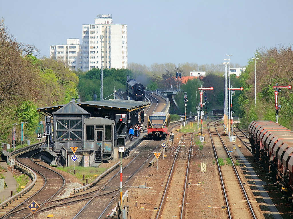 Rundfahrt auf der Berliner S-Bahn Innenring, 52 8177-9 kurz vor der Einfahrt in den Bahnhof Berlin Neuklln am 05. Mai 2013. 