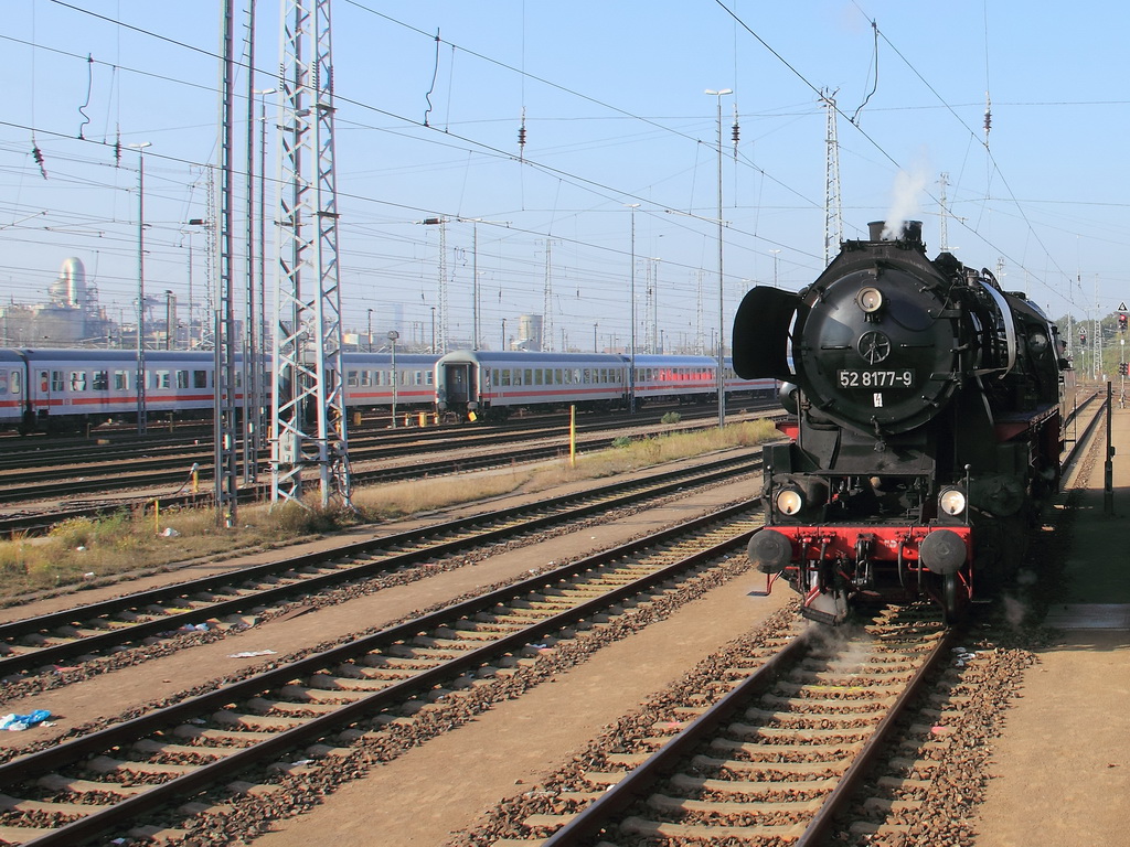 Rundfahrt durch den Berliner Osten am 29. Oktober 2011, 2. Runde.  52 8177-9 rangiert im Bahnhof Berlin Rummelsburg zur Rckfahrt nach Berlin Ostbahnhof. Aufgenommen aus dem stehenden Zug, Standortbilder sind unter http://www.ausrudow.de/Bildergalerie-d/Bahn/Standort20111029.shtml zu sehen.