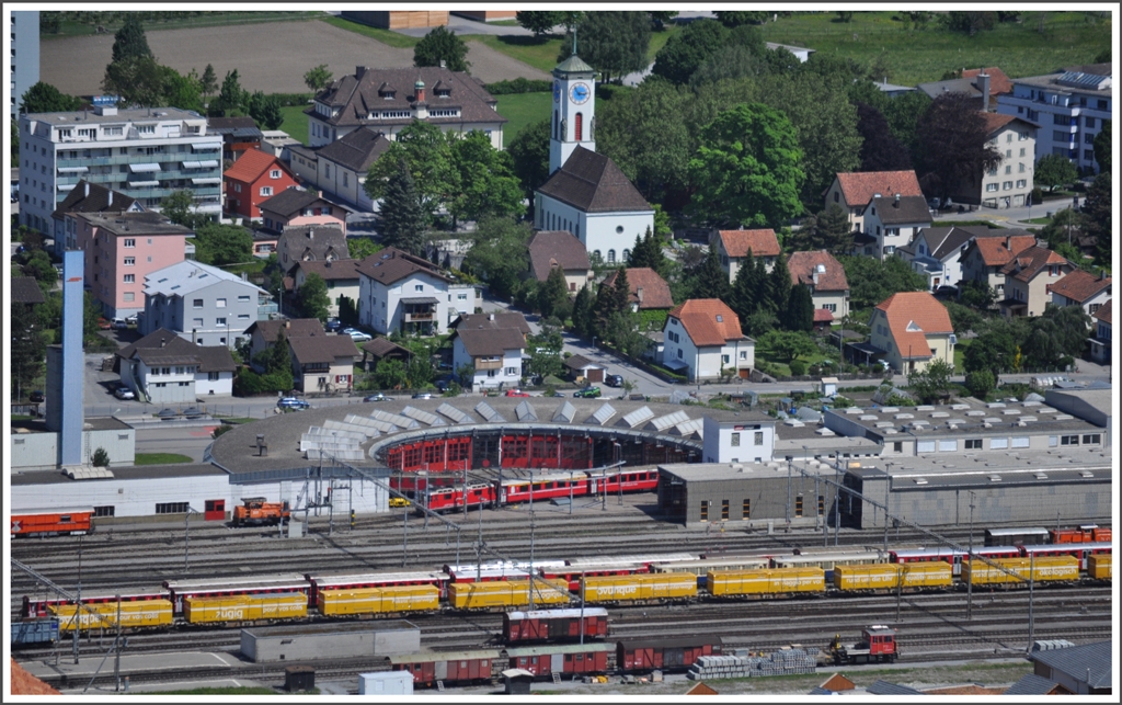 Rundschuppen des Lokdepots RhB in Landquart. Soeben kommt ein ZUg aus der Allegrahalle ber die Drehscheibe in den Bahnhof Landquart. (17.05.2012)