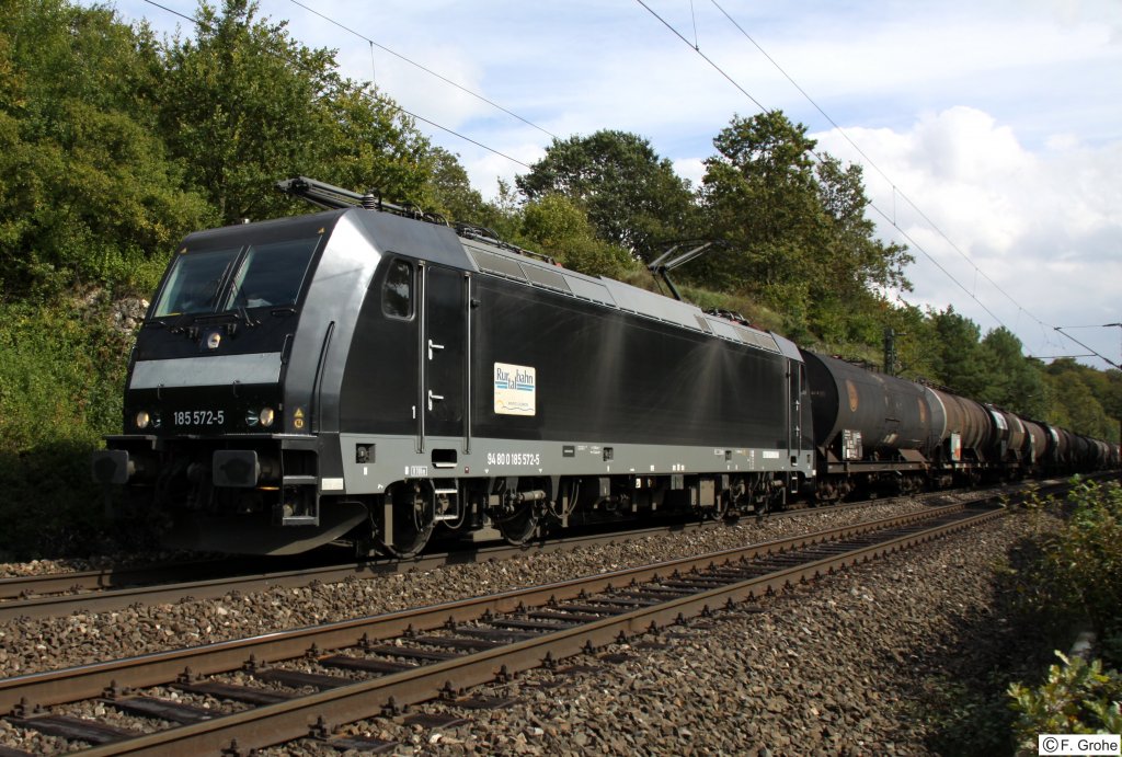 Rurtalbahn 185 572-5 mit Ganzzug Kesselwagen Richtung Nrnberg, KBS 880 Nrnberg - Passau, fotografiert bei Laaber am 18.09.2010