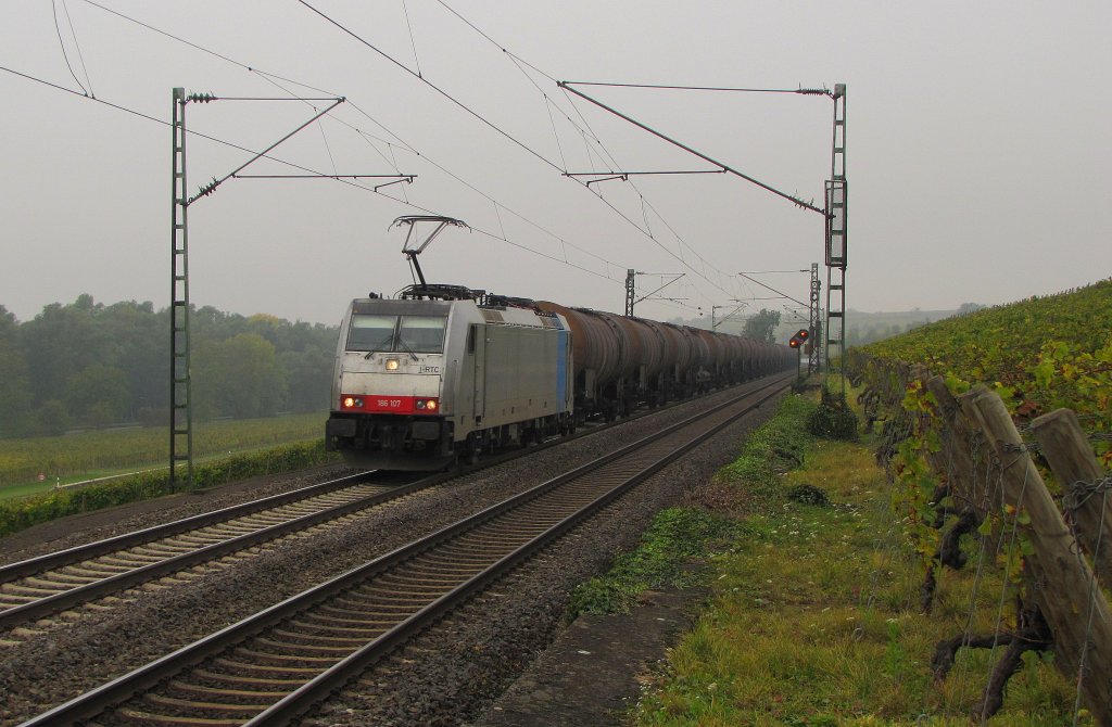 Rurtalbahn 186 107 IT-RC (91 80 6186 107-9 D-Rpool) mit Kesselwagen Richtung Wiesbaden, bei Erbach (Rheingau); 21.10.2011