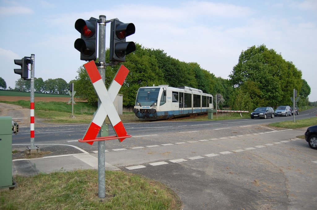 Rurtalbahn Regiosprinter 6.013.1 auf dem Bahnbergang bei Tetz an der Strecke von Jlich nach Linnich/Rur. Lasse sich keiner von den Zielanzeigern teuschen, es geht noch nach Linnich, bevor er wieder zurck nach Dren fhrt. Sonntag den 9.5.2010