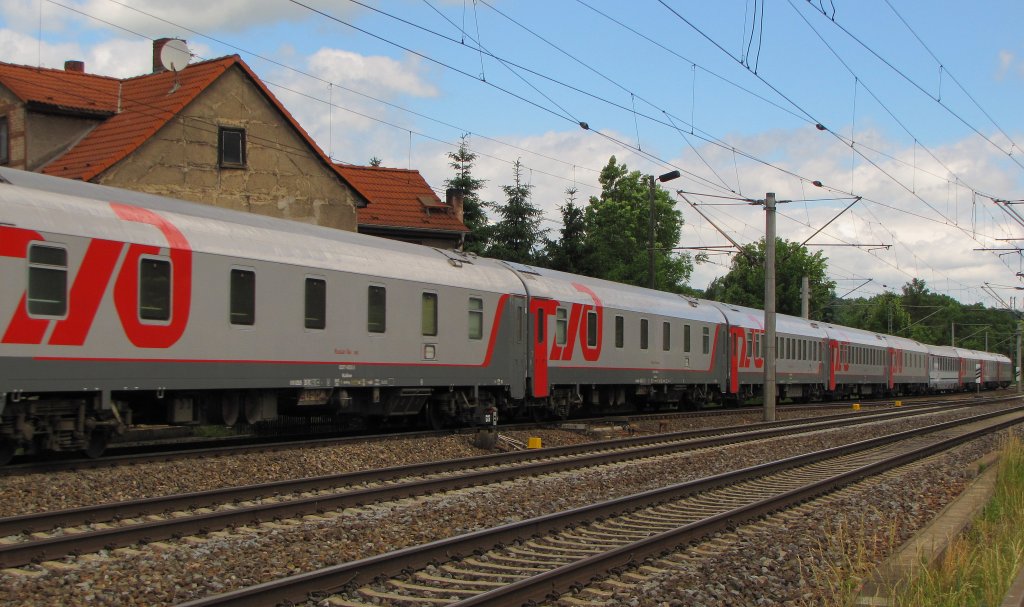Russian Railways Schlafwagen im EN 452 von Moskva Belorusskaja nach Paris Est, am 21.06.2013 in Erfurt Bischleben. Der Zug war als Hochwasserumleiter unterwegs und fhrt planmig eigentlich ber Hannover.