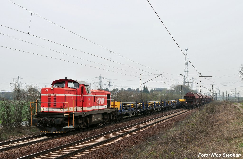 RVM 61(295 953-4)mit einem Schienentransportzug auf der Fahrt gen Misburg (Ahlten 08.04.10)