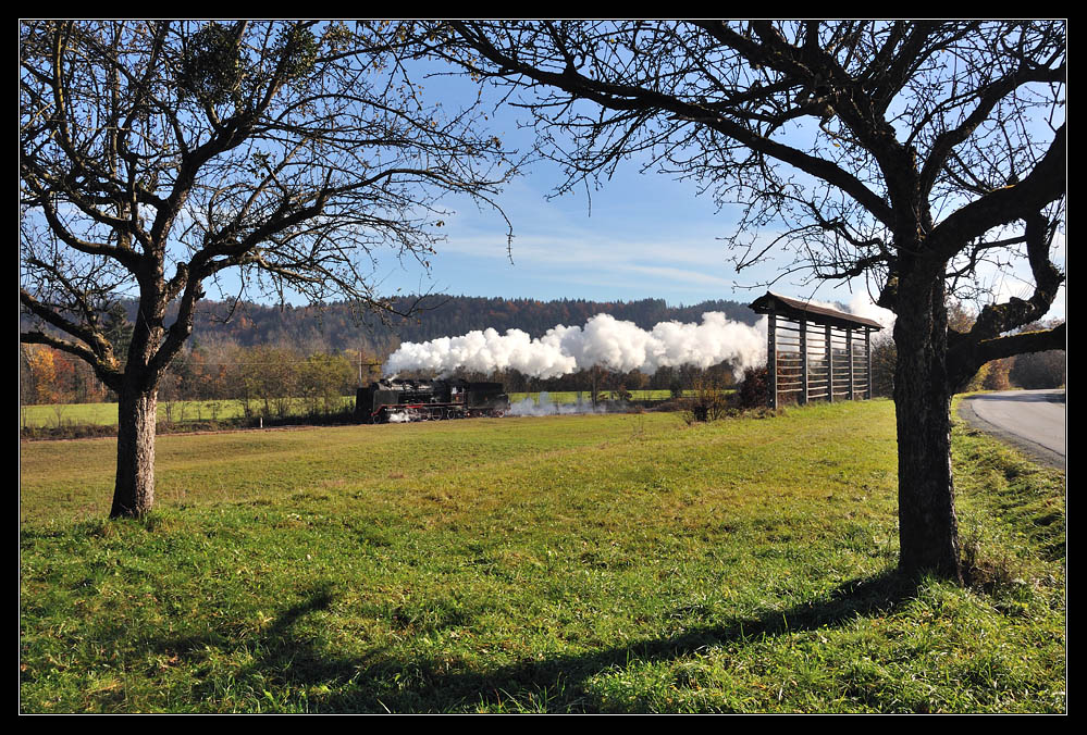 S 06-018 auf der Bahnstrecke Ljubljana-Jesenice in der Nhe von Podnart(8.11.2012).