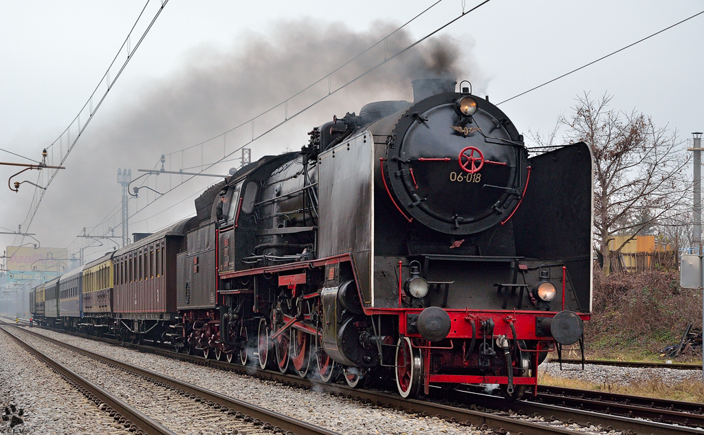 S 06-018 zieht Sonderzug von Ljubljana nach Maribor. Aufgenommen in Maribor-Tabor. (danke Hanspeter Reschinger fr die Information). /22.12.2012