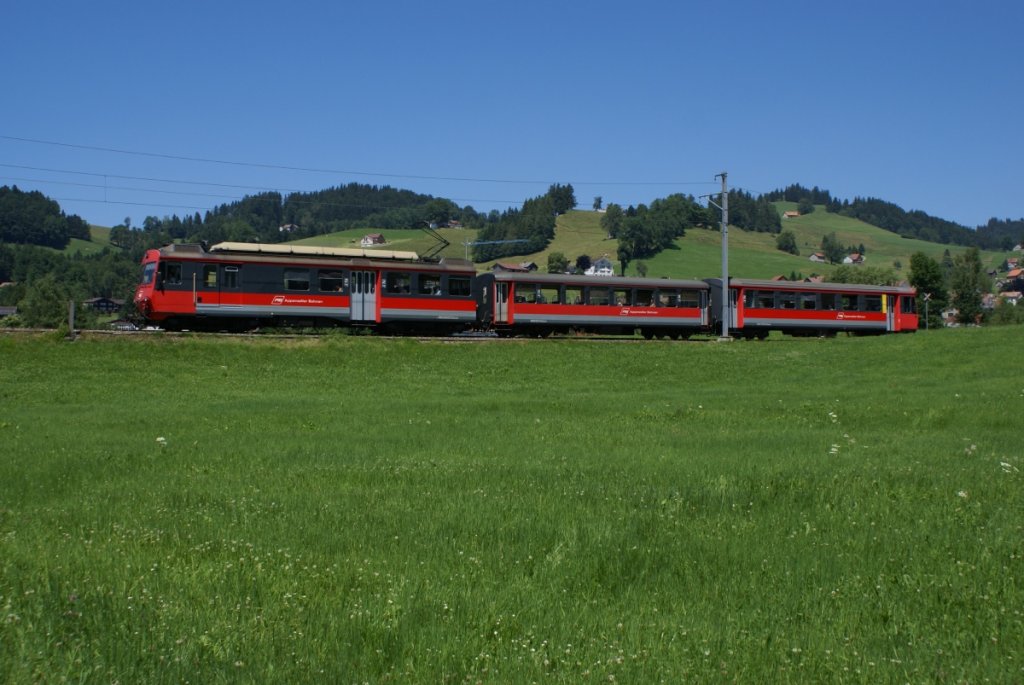 S 11 St. Gallen - Appenzell verlsst am 8.7.10 mit dem BDeh 4/4 12 an der Spitze Gais.