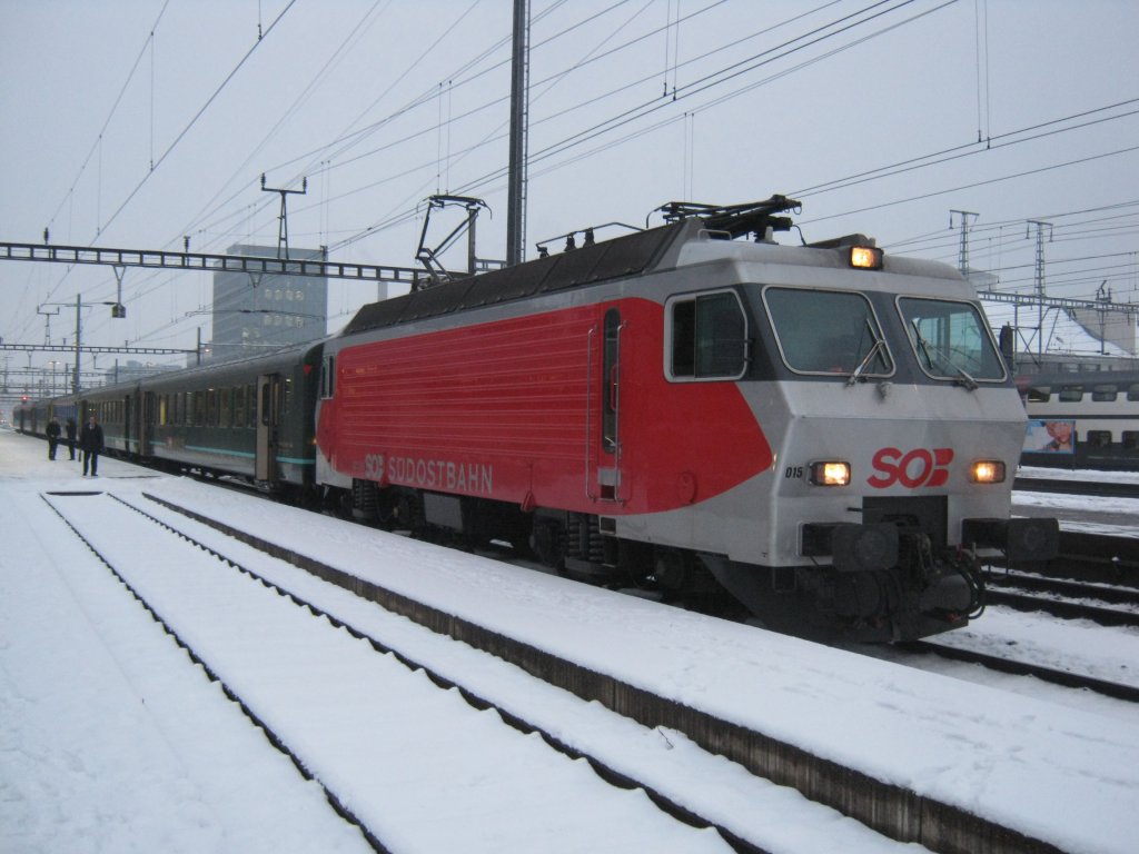 S 18045 mit Re 446 015 in Zrich Altstetten, 29.12.2010.