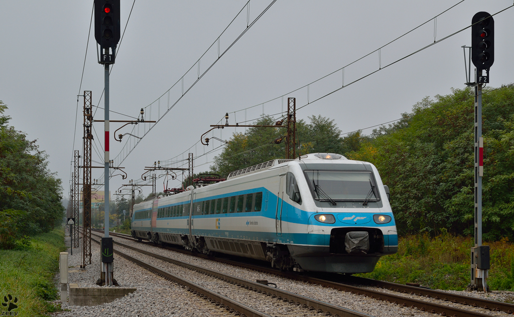 S 310-? fhrt an einem nebeligen Vormittag durch Maribor-Tabor Richtung Maribor Hauptbahnhof. / 3.10.2012