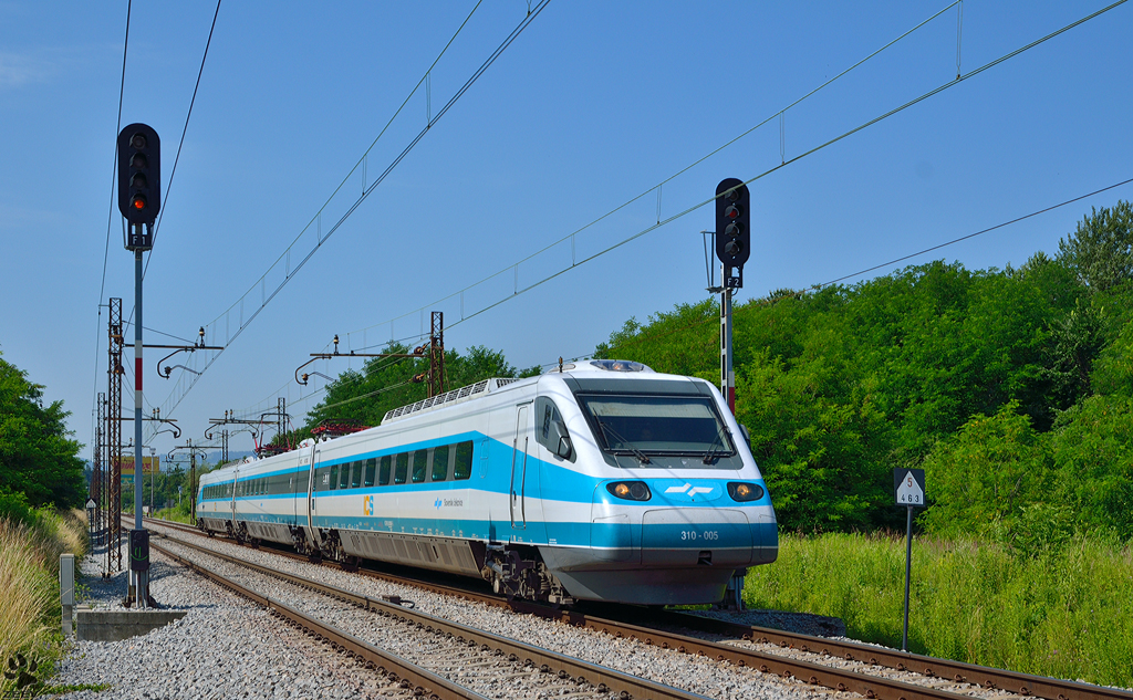 S 310-005 fhrt durch Maribor-Tabor Richtung Maribor Hauptbahnhof. /29.6.2012