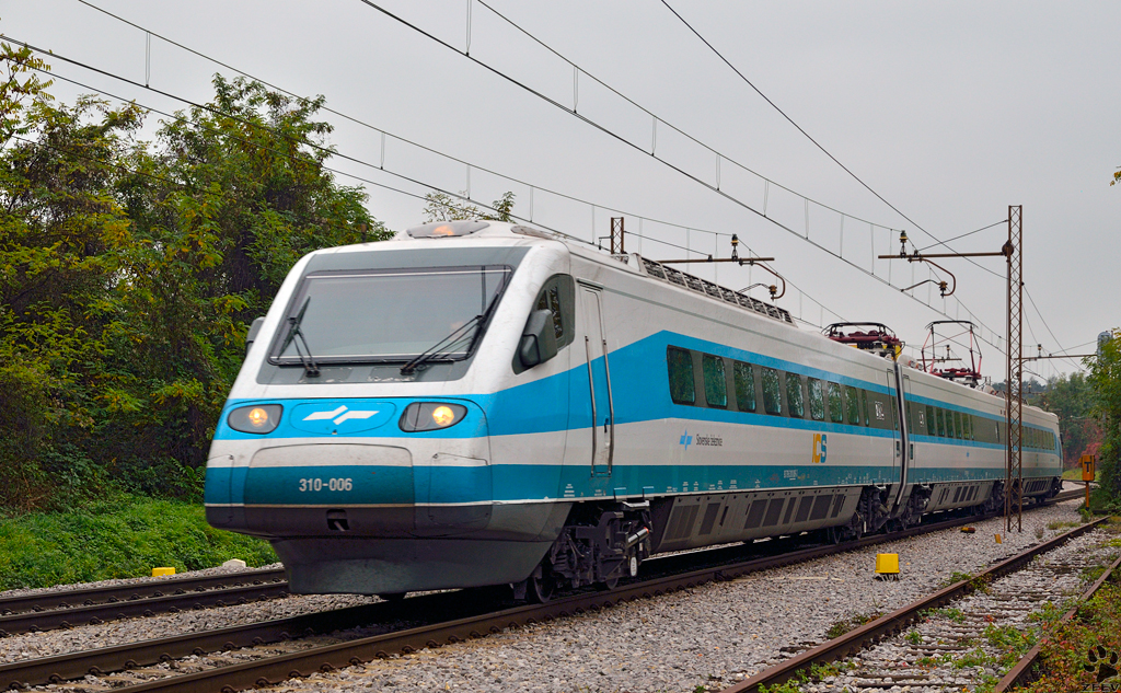 S 310-006 fhrt durch Maribor-Tabor Richtung Maribor Hauptbahnhof. /25.10.2012