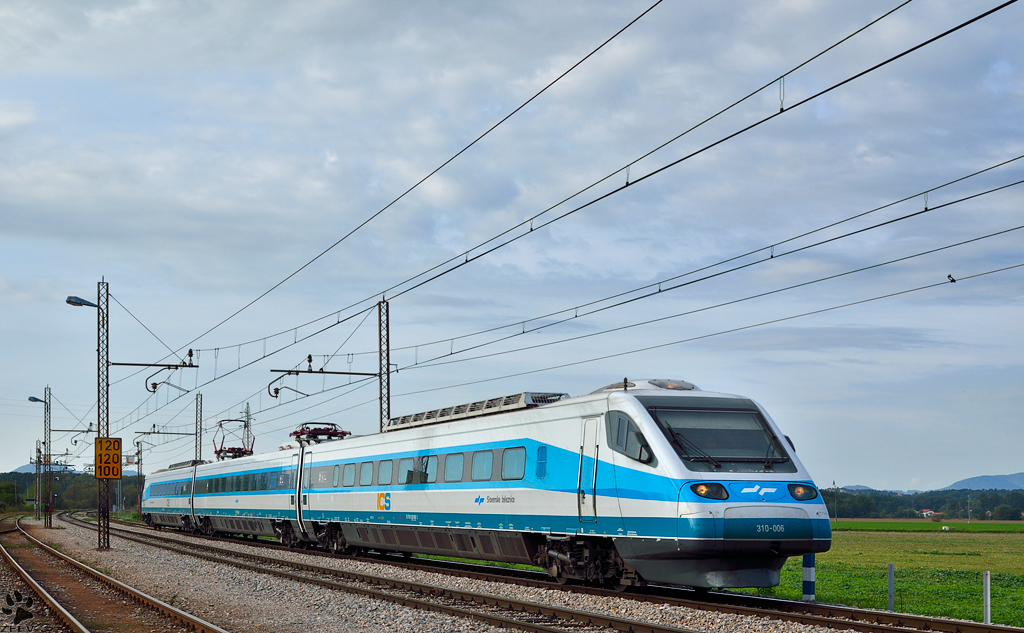 S 310-006 fhrt durch Pragersko Richtung Maribor Hauptbahnhof. /5.10.2012