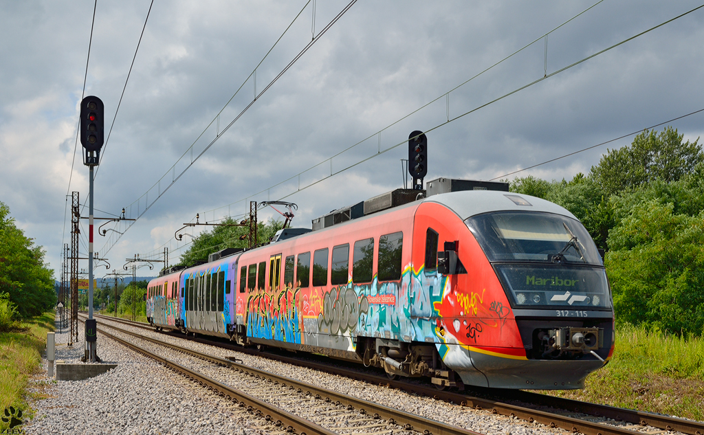 S 311-115 fhrt durch Maribor-Tabor Richtung Maribor Hauptbahnhof. /20.7.2012