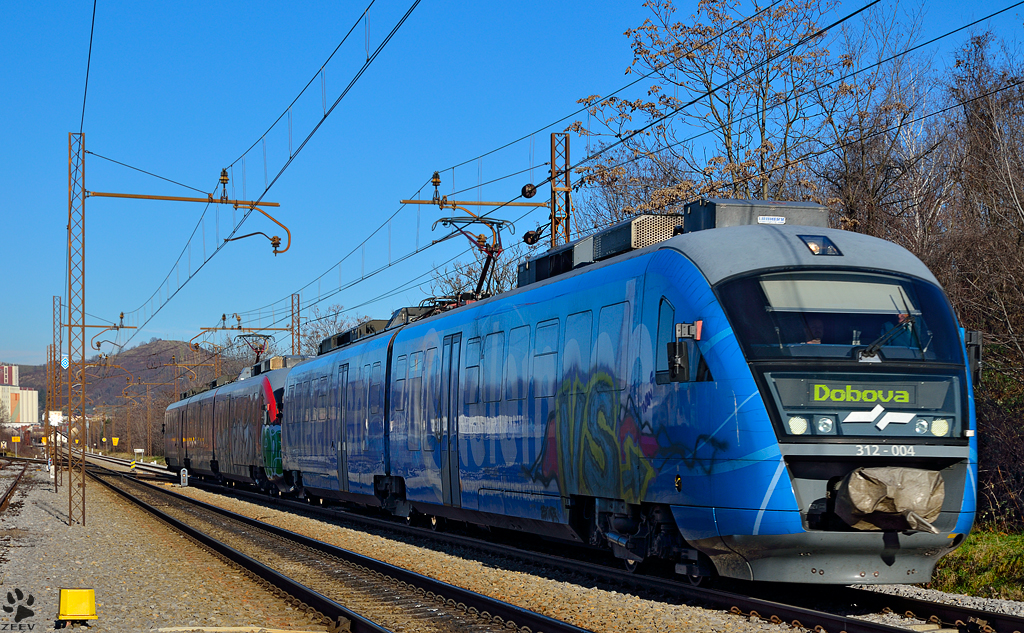 S 312-004 fhrt durch Maribor-Tabor Richtung Dobova. /27.12.2012