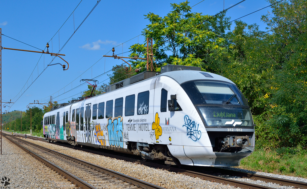 S 312-012 fhrt durch Maribor-Tabor Richtung Ljubljana. /8.8.2012