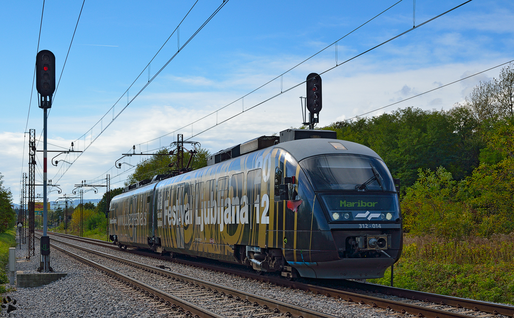 S 312-014 fhrt durch Maribor-Tabor Richtung Maribor Hauptbahnhof. /15.10.2012