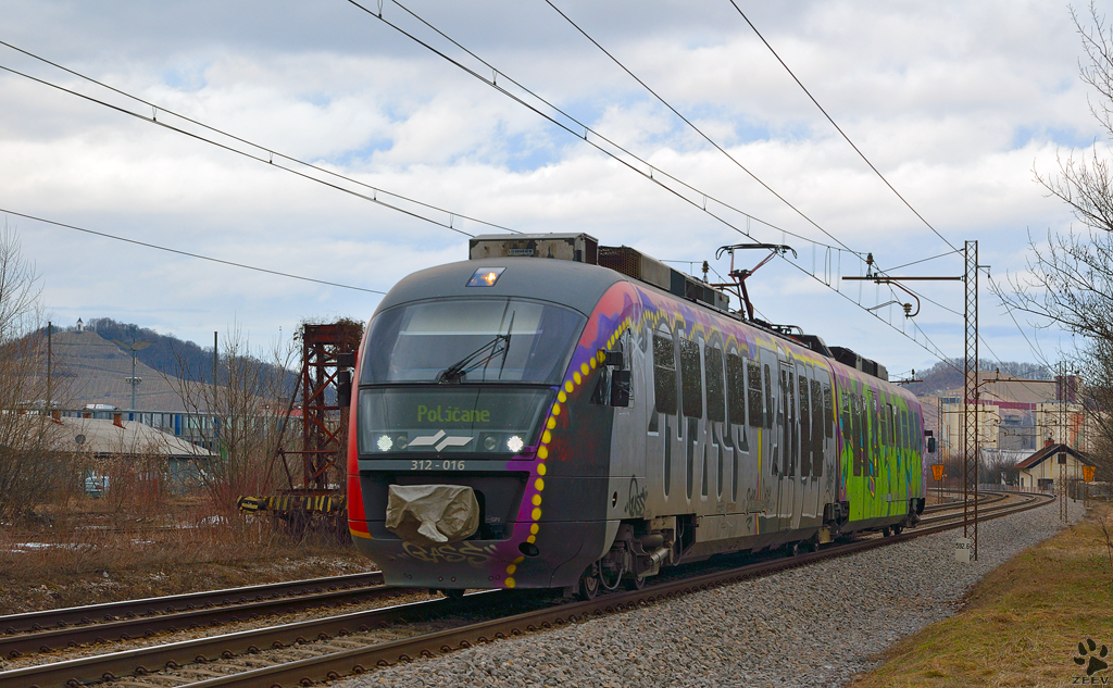 S 312-016 fhrt durch Maribor-Tabor Richtung Polčane. /6.3.2013
