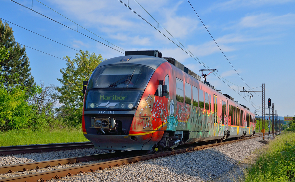 S 312-101 fhrt durch Maribor-Tabor Richtung Hauptbahnhof Maribor. /15.5.2012