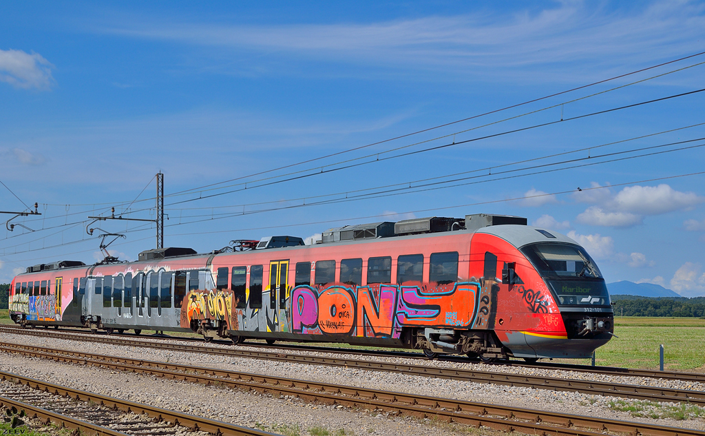 S 312-101 fhrt durch Pragersko Richtung Maribor. /17.8.2012