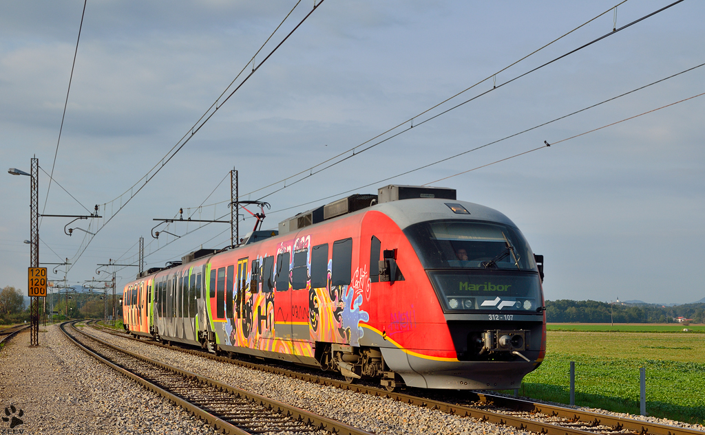 S 312-107 fhrt durch Pragersko Richtung Maribor Hauptbahnhof. /5.10.2012