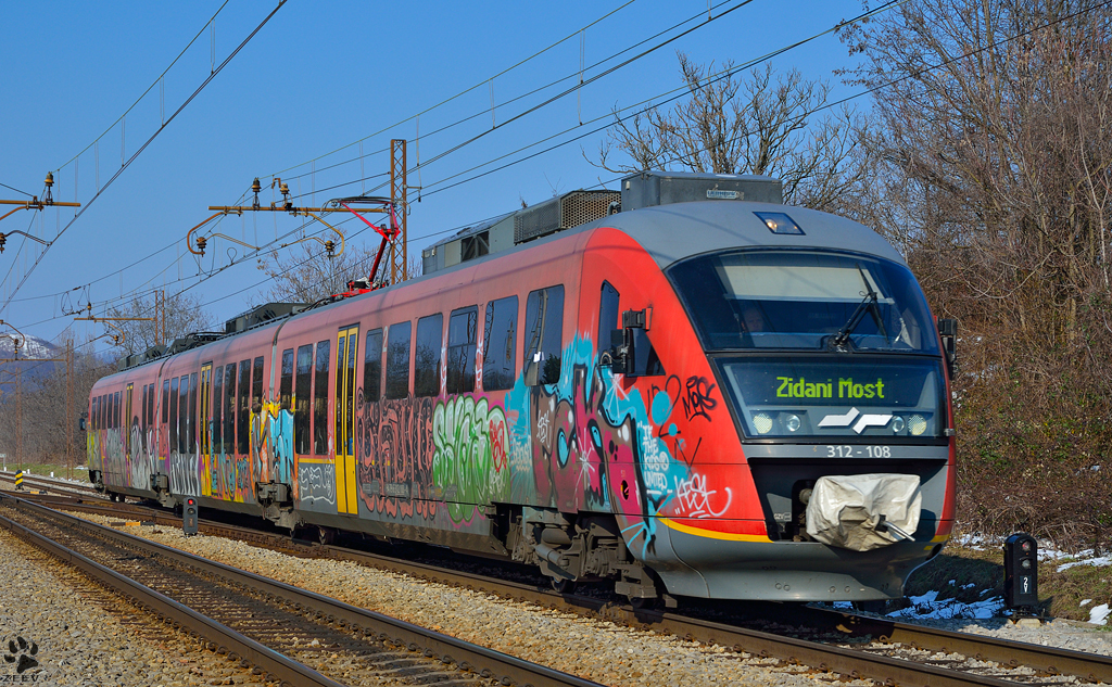 S 312-108 fhrt durch Maribor-Tabor Richtung Zidani Most. /16.3.2013