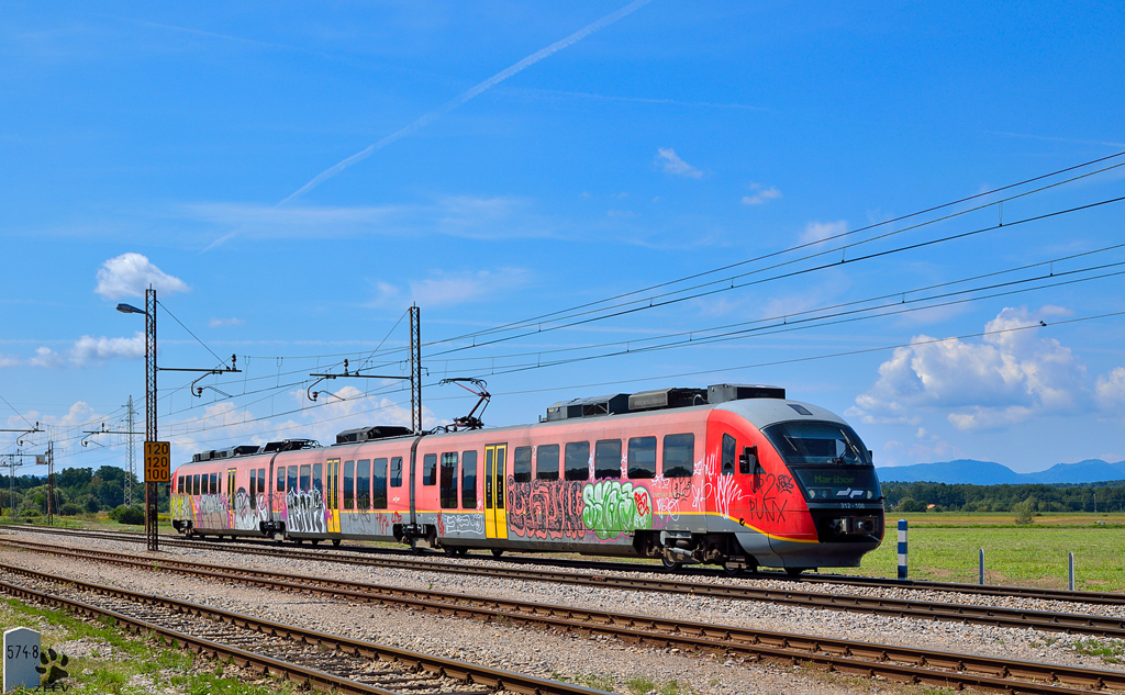 S 312-108 fhrt durch Pragersko Richtung Maribor. /17.8.2012