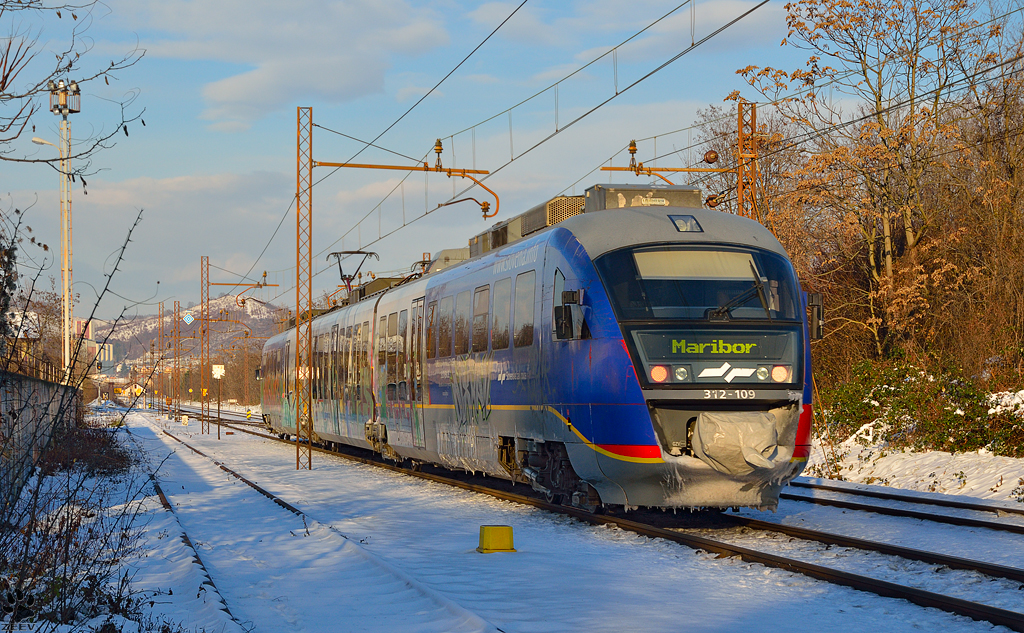 S 312-109 fhrt durch Maribor-Tabor Richtung Maribor Hauptbahnhof. /11.12.2012