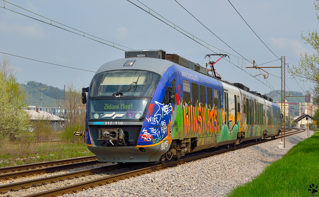 S 312-110 fhrt durch Maribor-Tabor Richtung Zidani Most. /22.4.2013