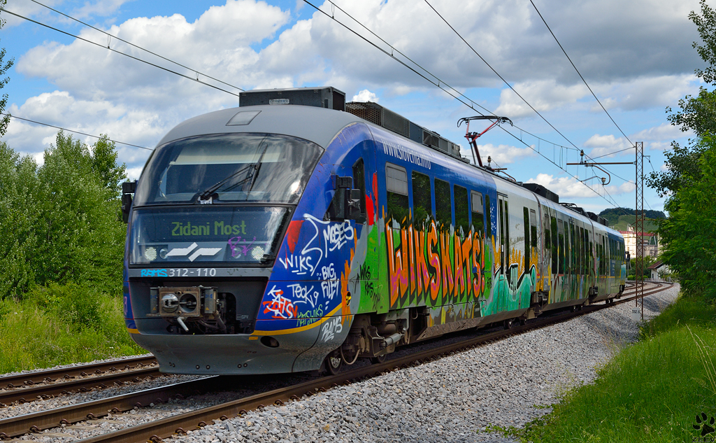 S 312-110 fhrt durch Maribor-Tabor Richtung Zidani Most. /26.6.2013