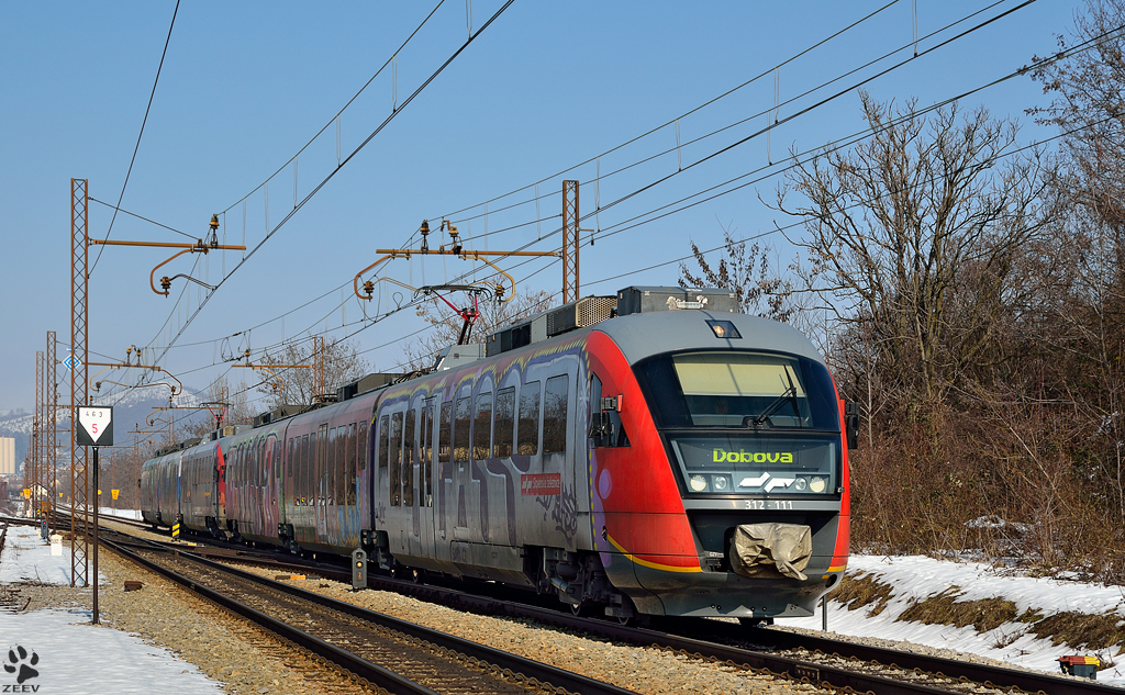 S 312-111 fhrt durch Maribor-Tabor Richtung Dobova. /1.3.2013