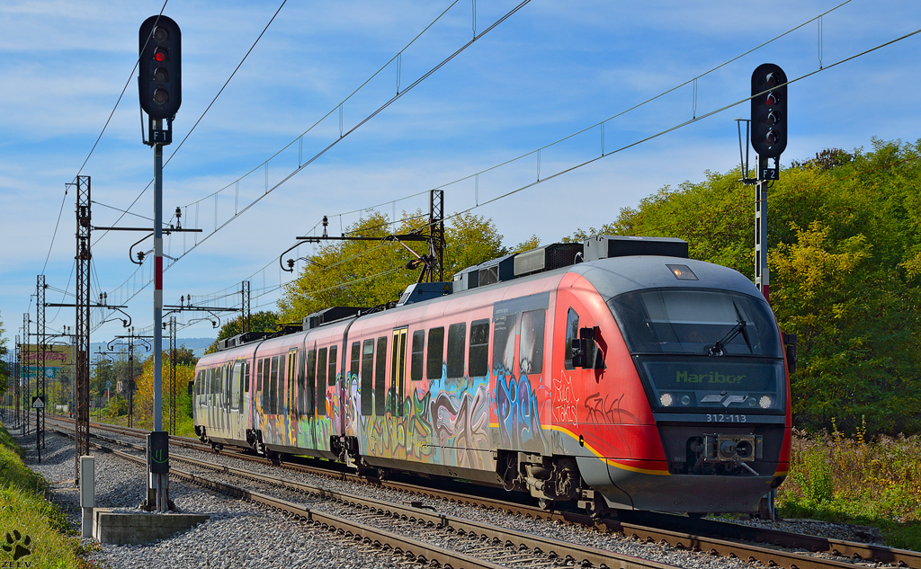 S 312-113 fhrt durch Maribor-Tabor Richtung Maribor Hauptbahnhof. /20.10.2012