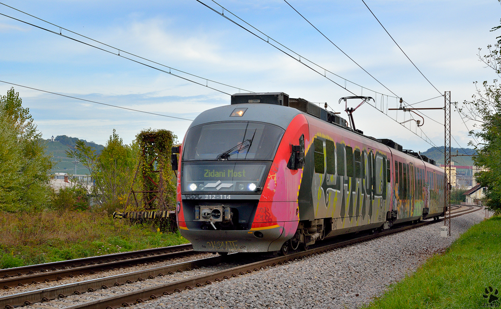 S 312-114 fhrt durch Maribor-Tabor Richtung Zidani Most. /9.10.2012