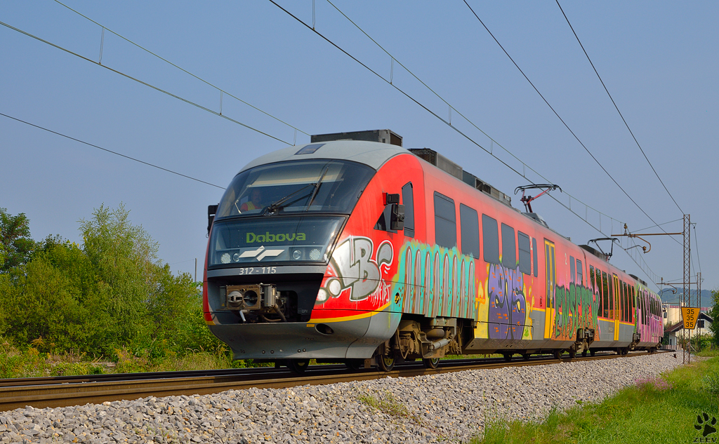 S 312-115 fhrt durch Maribor-Tabor Richtung Dobova. /5.9.2012