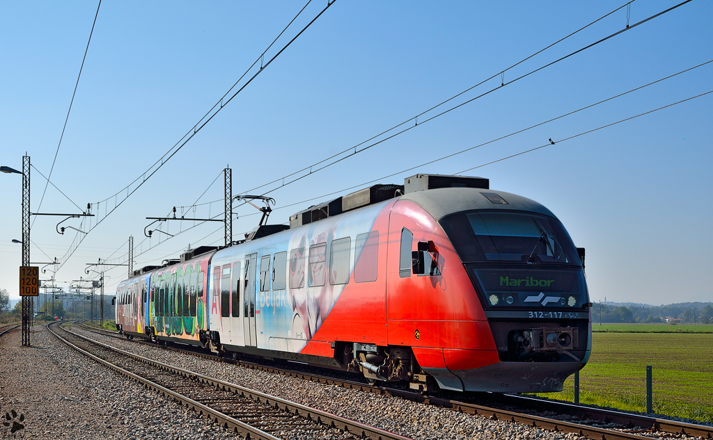 S 312-117 fhrt durch Pragersko Richtung Maribor. /23.10.2012