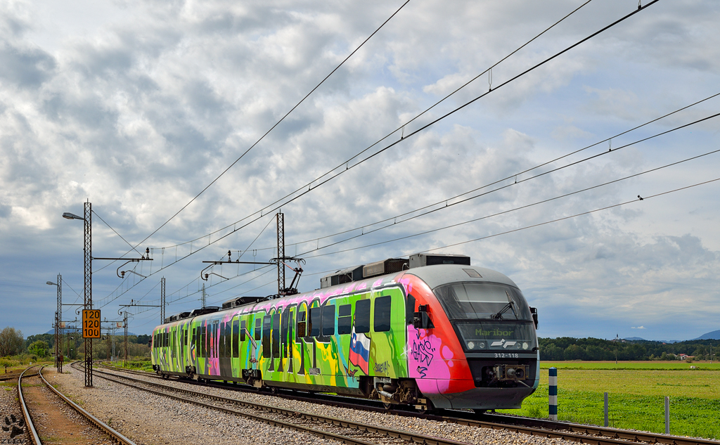 S 312-118 fhrt durch Pragersko Richtung Maribor Hauptbahnhof. /28.9.2012