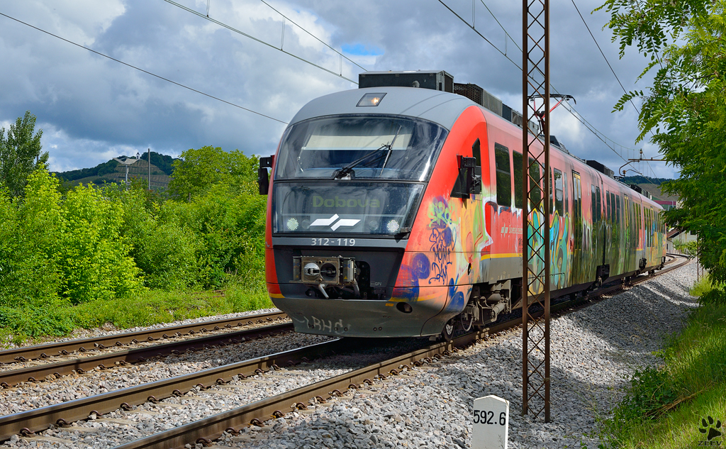 S 312-119 fhrt durch Maribor-Tabor Richtung Dobova. /1.6.2013
