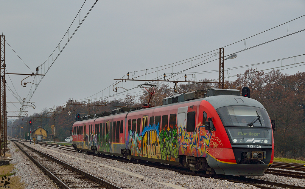S 312-120 fhrt an einen nebeligen Tag nahe Črenjevec Richtung Maribor. /14.11.2012