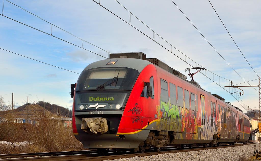 S 312-121 fhrt durch Maribor-Tabor Richtung Dobova. /5.1.2013