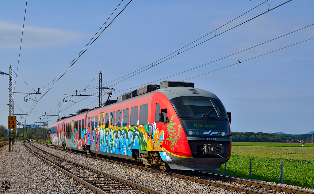 S 312-121 fhrt durch Pragersko Richtung Maribor. /5.10.2012