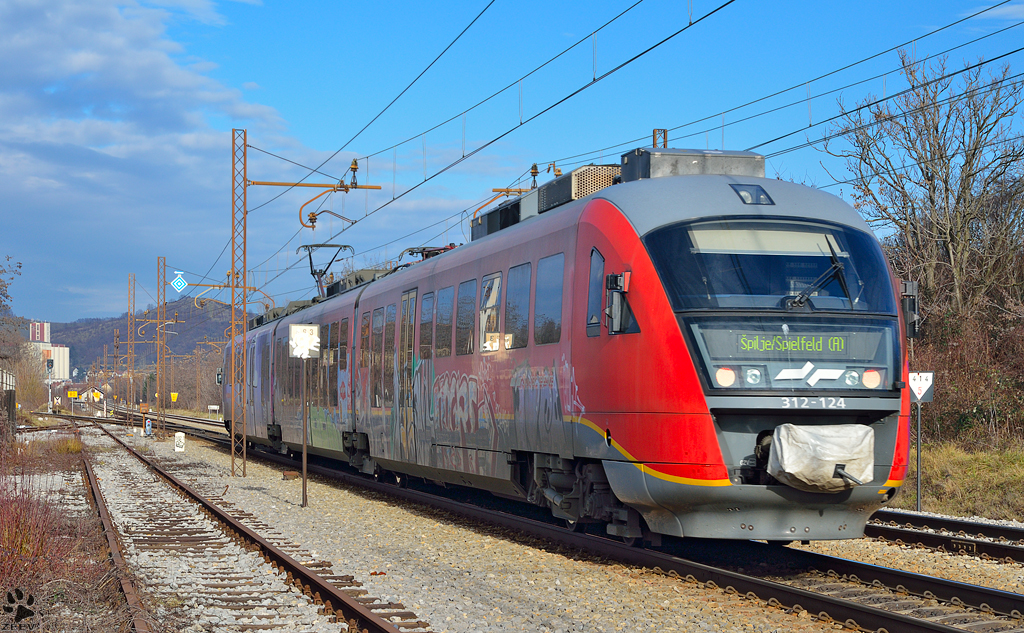 S 312-124 fhrt durch Maribor-Tabor Richtung Spielfeld. /3.1.2013