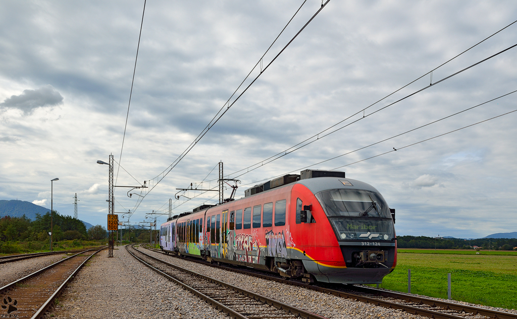 S 312-124 fhrt durch Pragersko Richtung Maribor Hauptbahnhof. /28.9.2012