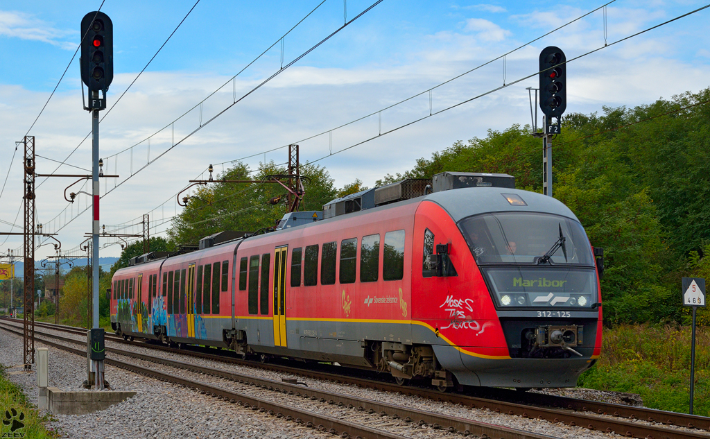 S 312-125 fhrt durch Maribor-Tabor Richtung Maribor Hauptbahnhof. /9.10.2012