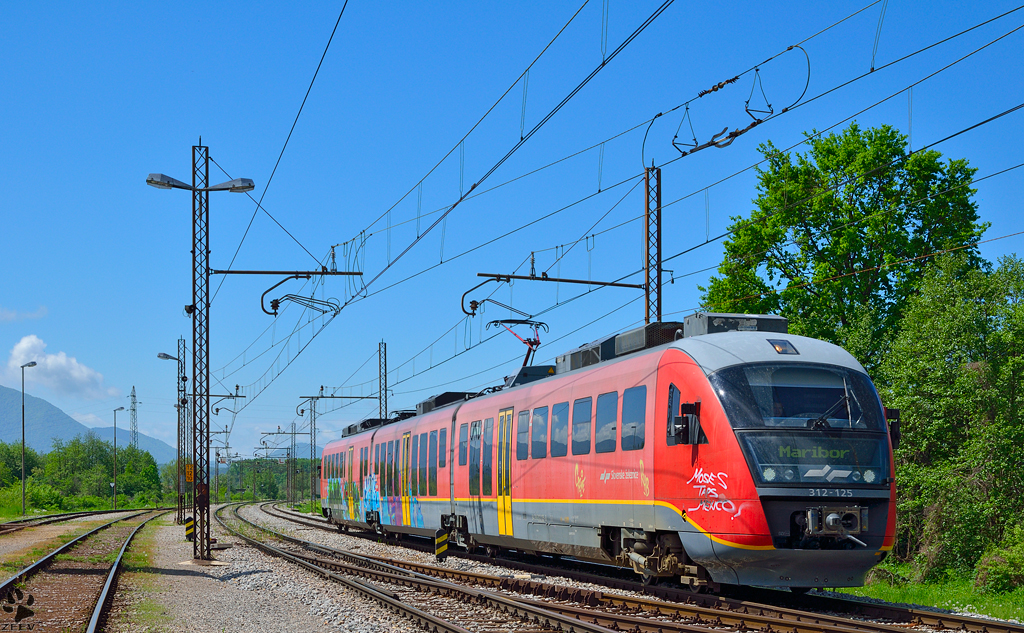 S 312-125 fhrt durch Pragersko Richtung Maribor. /3.5.2013